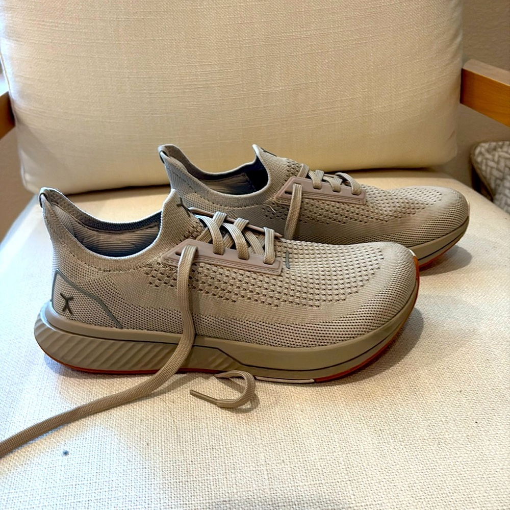 Flux Adapt Sneaker Tennis Shoes Runner 7 Beige UEC